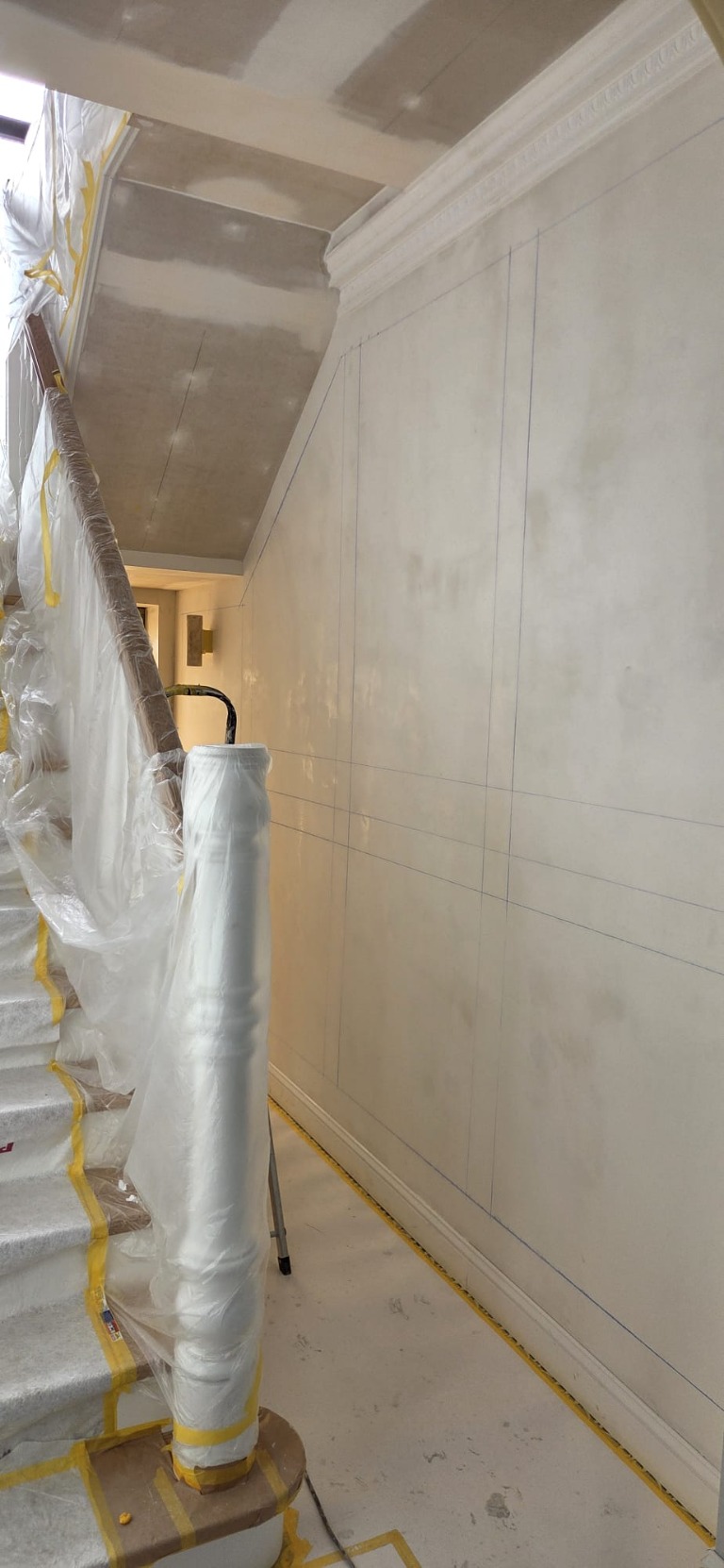 Afgeschermde trap en voorbereide muur voor het schilderen